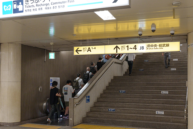 上記構内図内の赤字「2」の箇所から撮った写真です。1～4番出口改札を出て、階段を上っていきます。